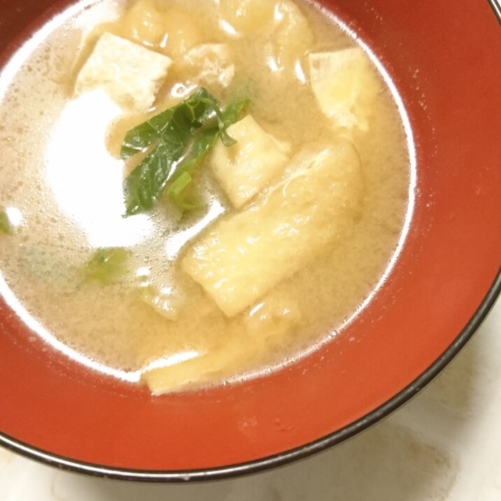 豆腐とキャベツと油揚げの味噌汁